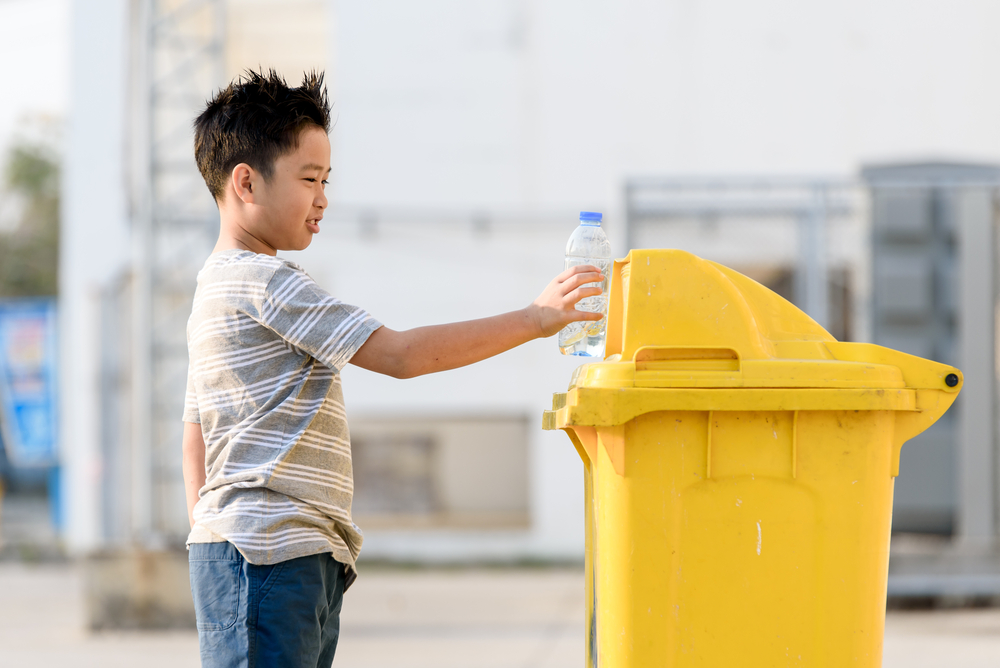 Gambar Anak Membuang Sampah Pada Tempatnya Sederet Tempat